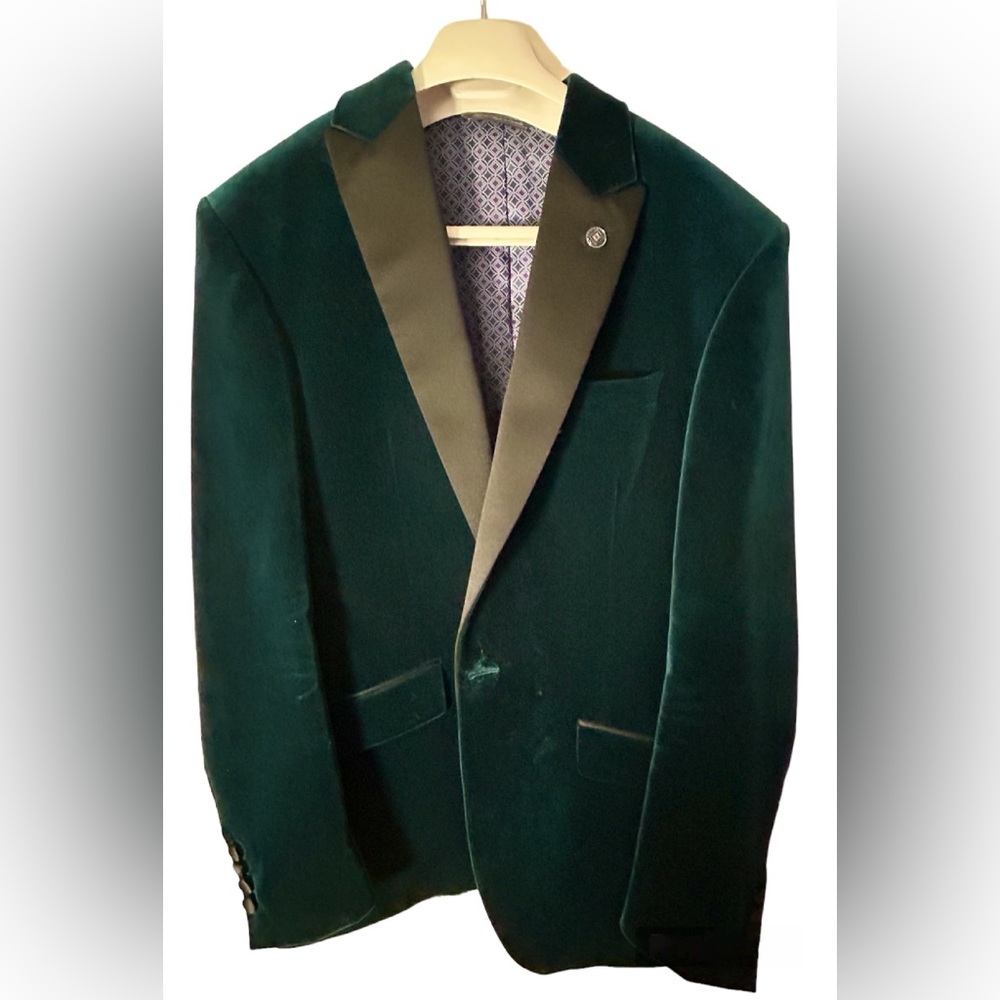 Emerald Elegance: Used Emerald Green Velour Tuxedo Jacket. Modern & Stylish